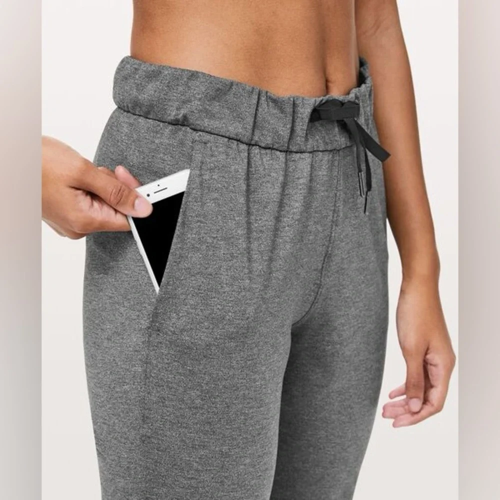 Lululemon on the fly pants size 6 - Picture 4 of 7
